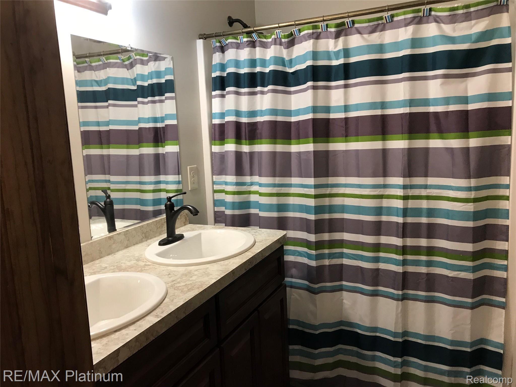 140 Inverness Street Howell, MI 48843 - Photo 30 of 34 2ND FLOOR BATH