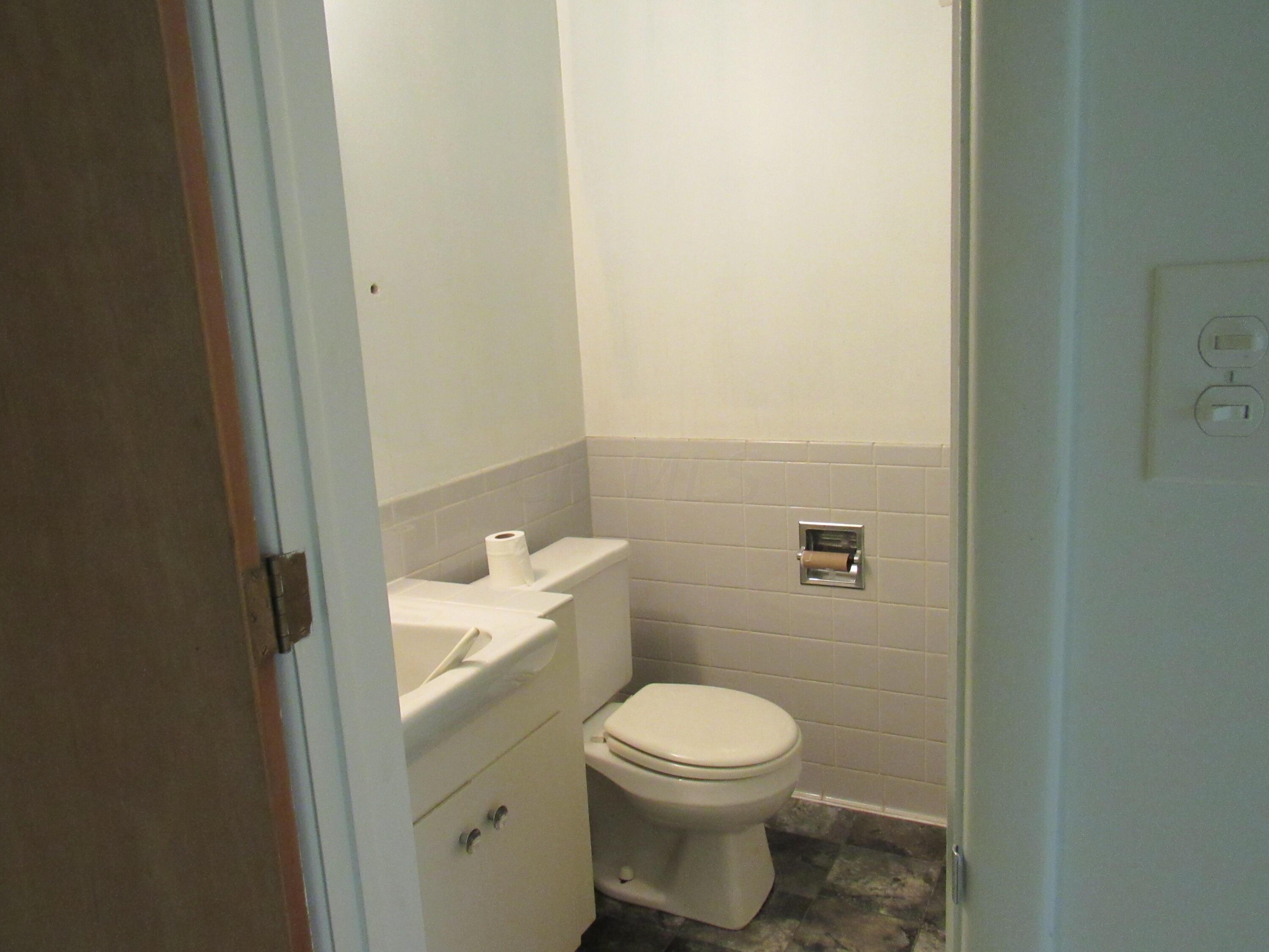 2551 Charing Road, Unit 6 Upper Arlington, OH 43221 - Photo 19 of 29 2nd En Suite Bath