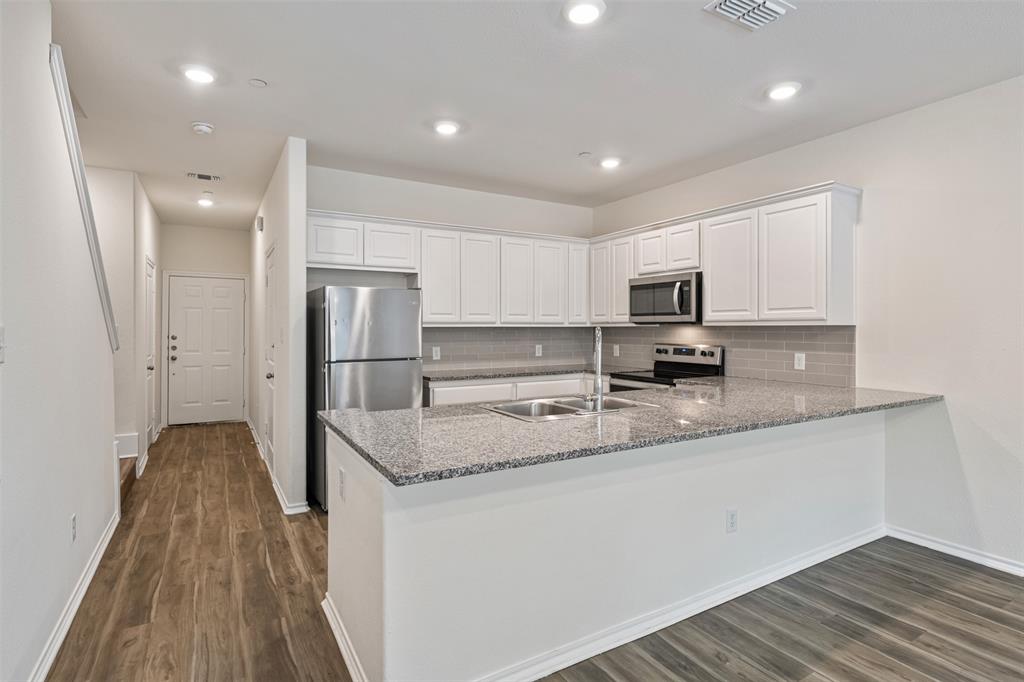 805 South 6th Street Bonham, TX 75418 - Photo 5 of 22