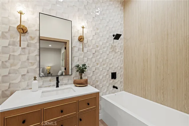 $1,899,000 | 17446 Hatteras Street, Encino, CA 91316