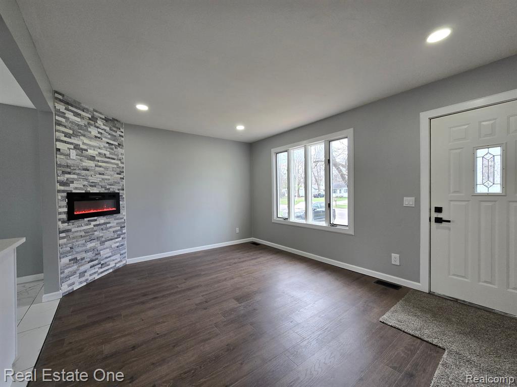 2114 West Miller Road Lansing, MI 48911 - Photo 7 of 29