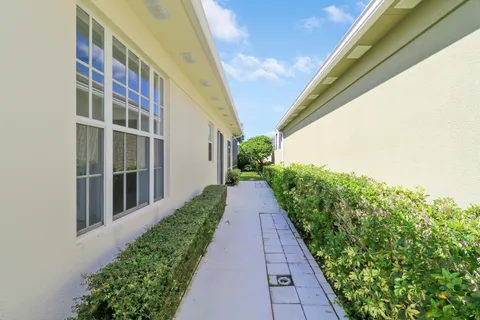 $381,500 | 220 Northwest Bentley Circle, Port St. Lucie, FL 34986