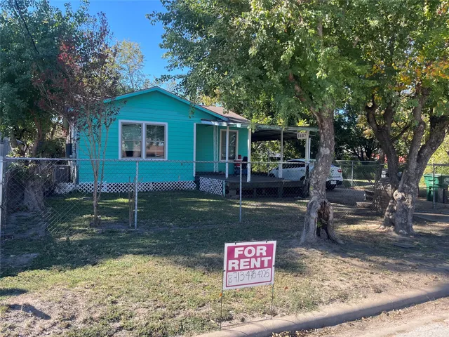 a view of a house with backyard