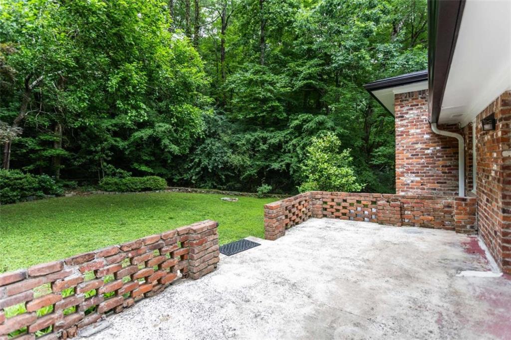 1025 Vistavia Circle Decatur, GA 30033 - Photo 11 of 56