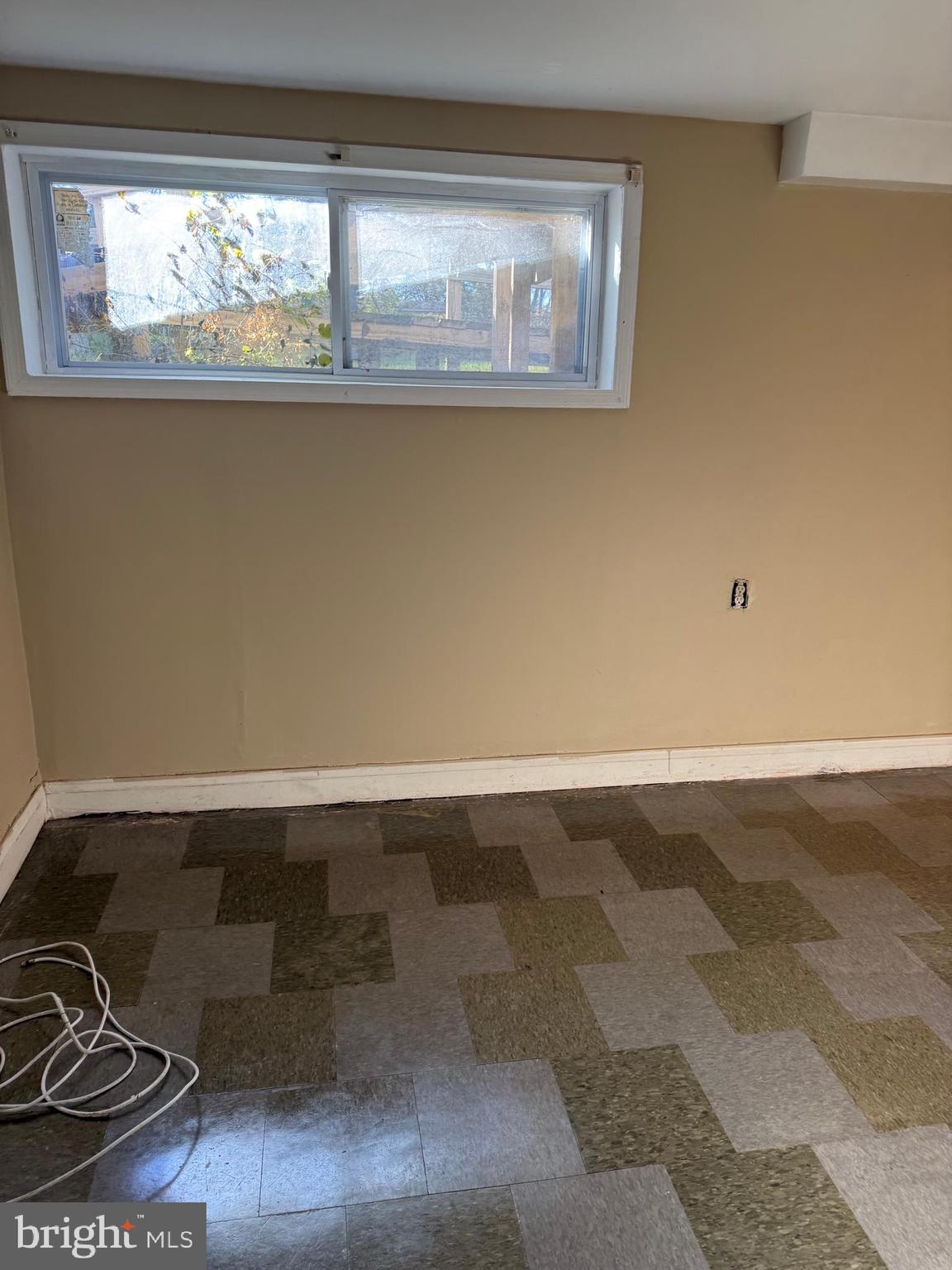 7003 Fairwood Road Hyattsville, MD 20784 - Photo 25 of 30 a view of a air conditioner and an empty room