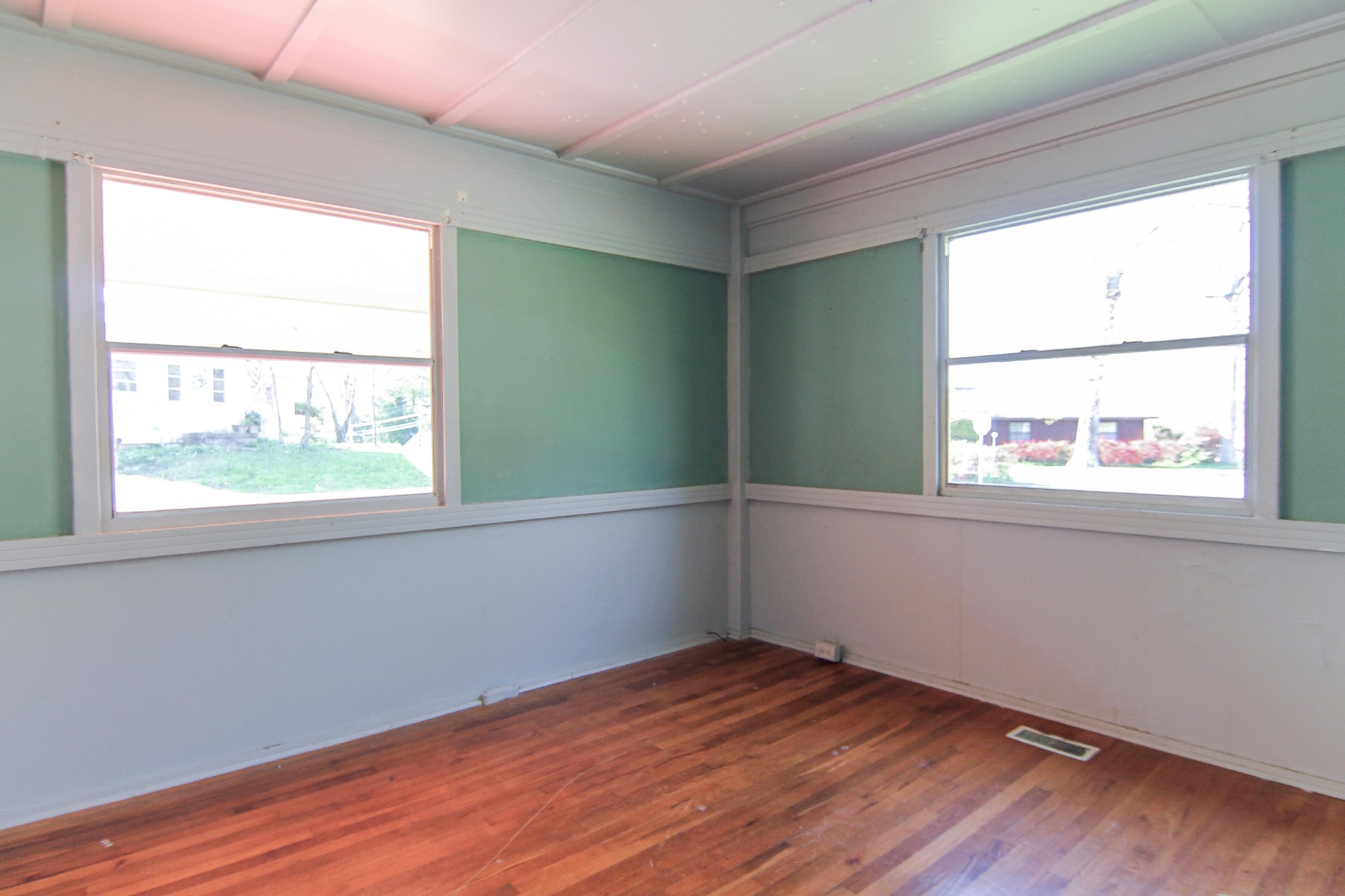 100 East Damascus Road Oak Ridge, TN 37830 - Photo 12 of 16 a view of an empty room with wooden floor and a window