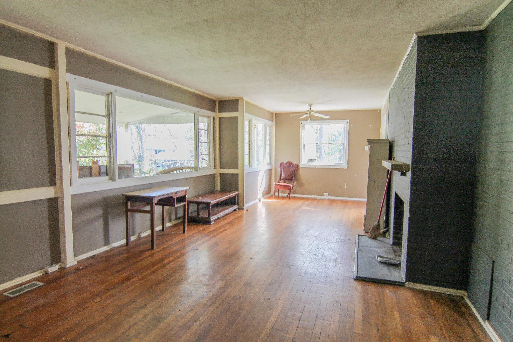 100 East Damascus Road Oak Ridge, TN 37830 - Photo 6 of 16 a living room with furniture and a wooden floor
