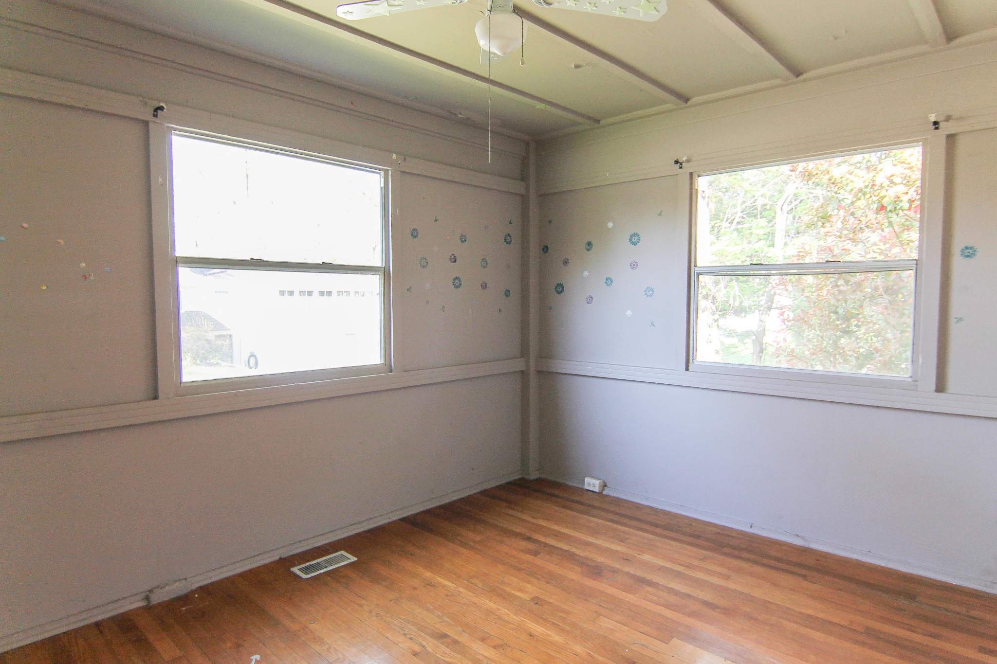 100 East Damascus Road Oak Ridge, TN 37830 - Photo 10 of 16 an empty room with a window