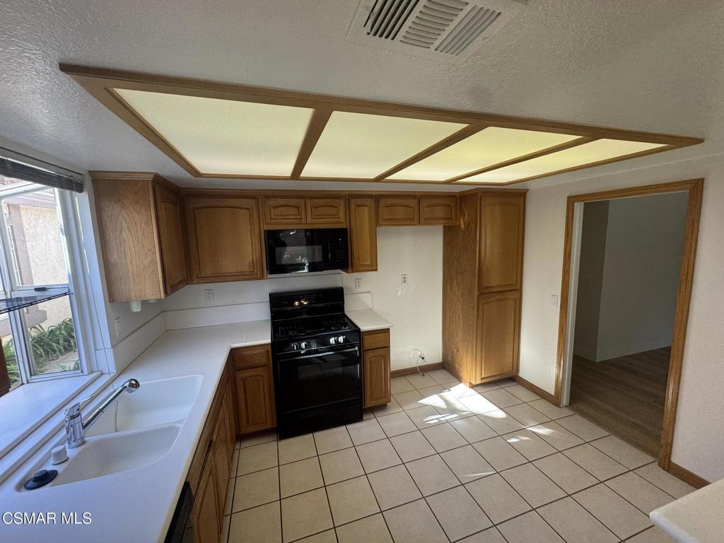 1874 Suntree Lane Simi Valley, CA 93063 - Photo 4 of 20