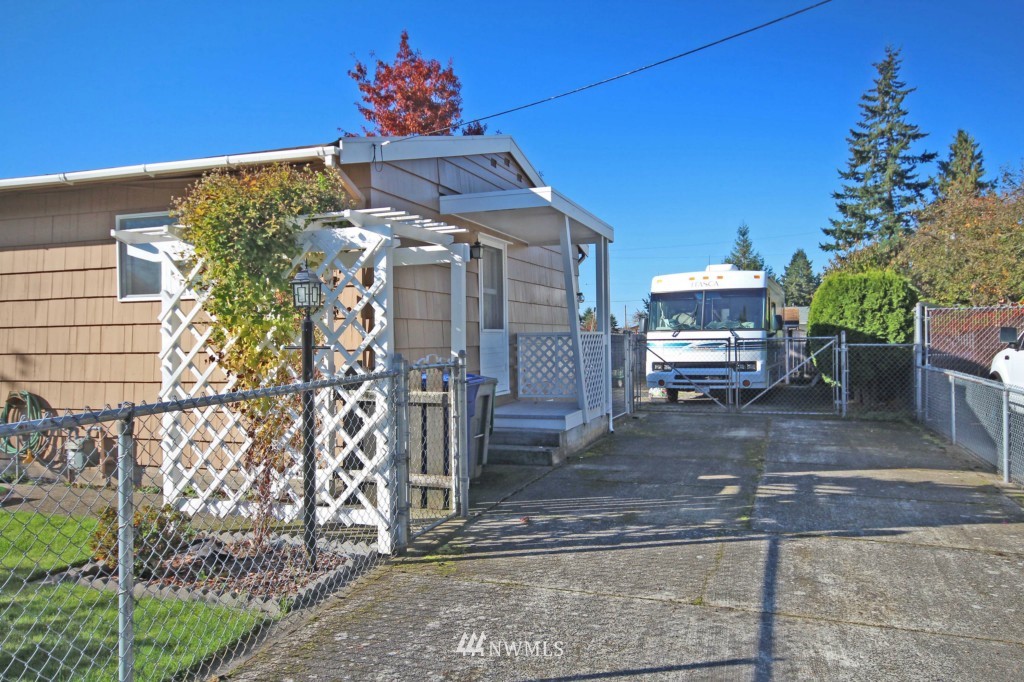 551 Index Avenue Northeast Renton, WA 98056 - Photo 2 of 9 Gallery Image 2
