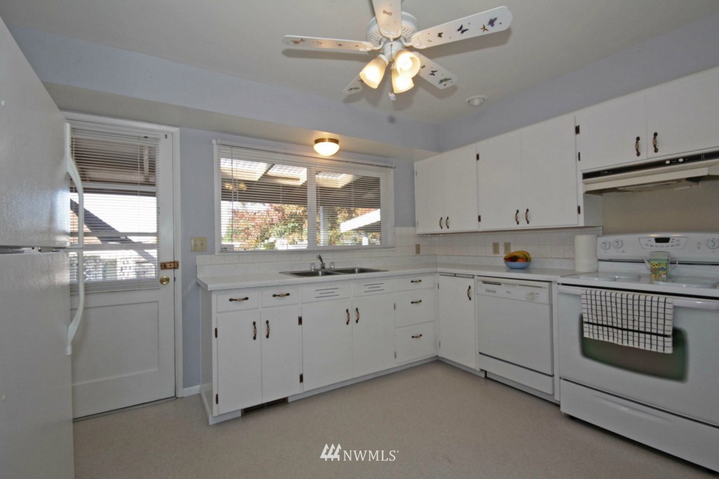 551 Index Avenue Northeast Renton, WA 98056 - Photo 3 of 9 Gallery Image 3