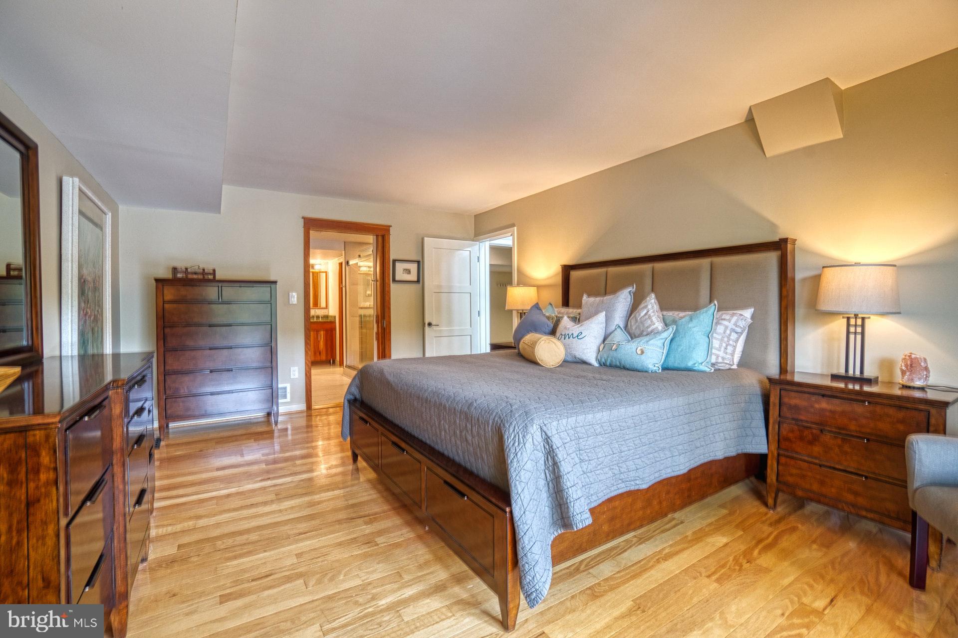1516 Inlet Court Reston, VA 20190 - Photo 26 of 37 Master bedroom