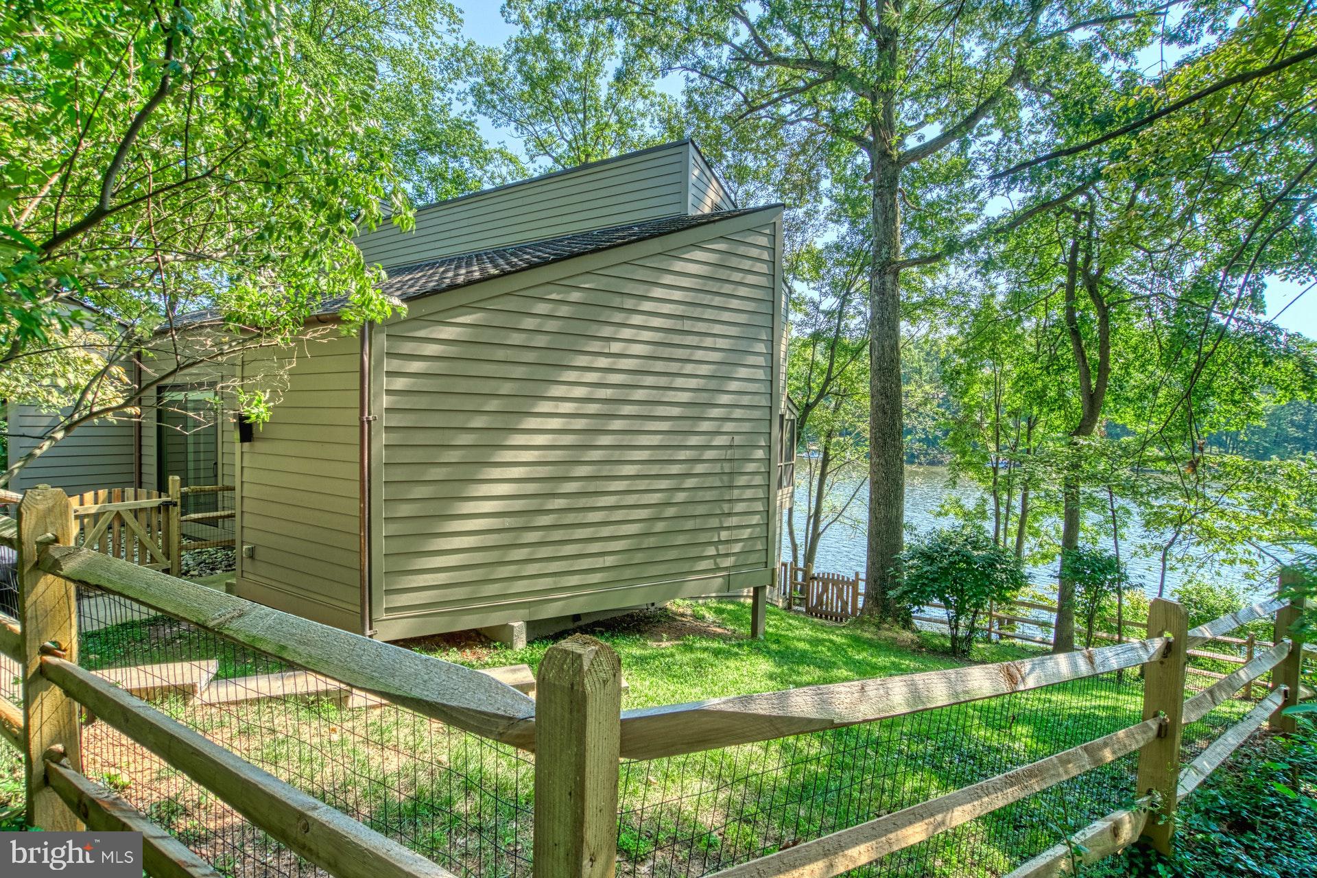 1516 Inlet Court Reston, VA 20190 - Photo 32 of 37 Fenced side yard