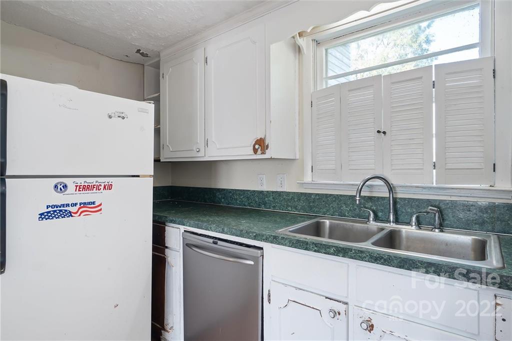 6700 Lineberger Road Sherrills Ford, NC 28673 - Photo 19 of 25 a kitchen with a sink and cabinets