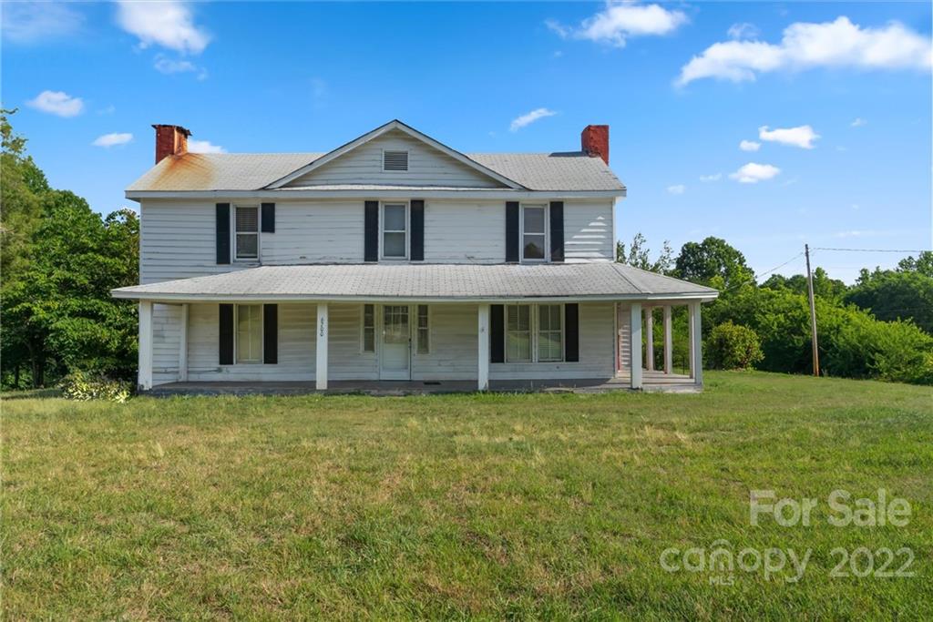 6700 Lineberger Road Sherrills Ford, NC 28673 - Photo 2 of 25 a front view of a house with a garden