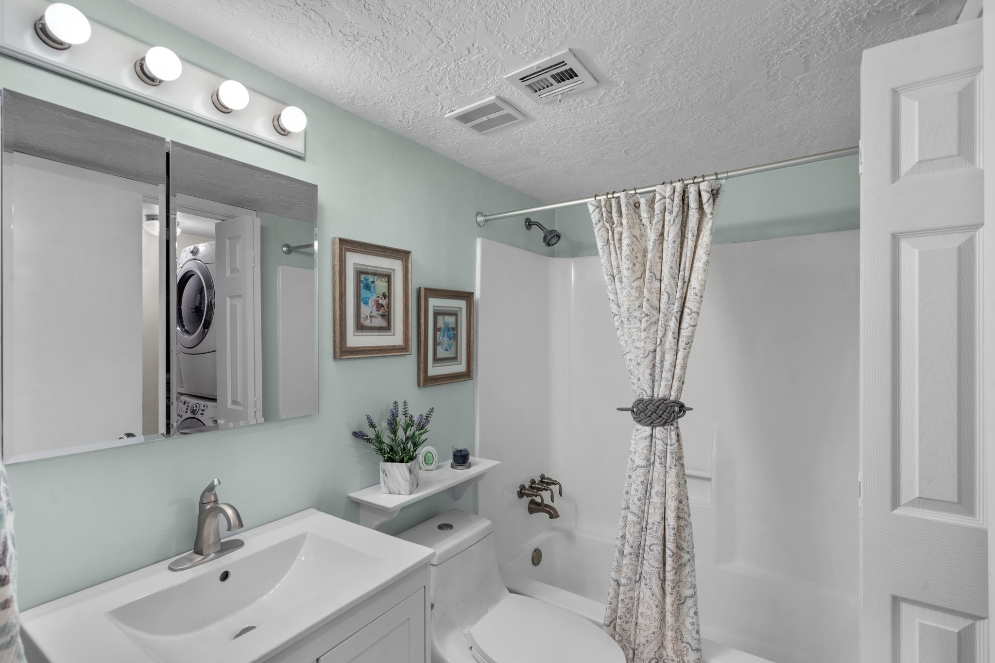 659 Davis Road League City, TX 77573 - Photo 21 of 29 The Downstairs Full Bath
