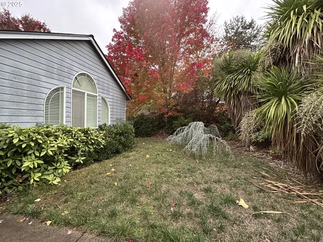 a view of a house with a yard