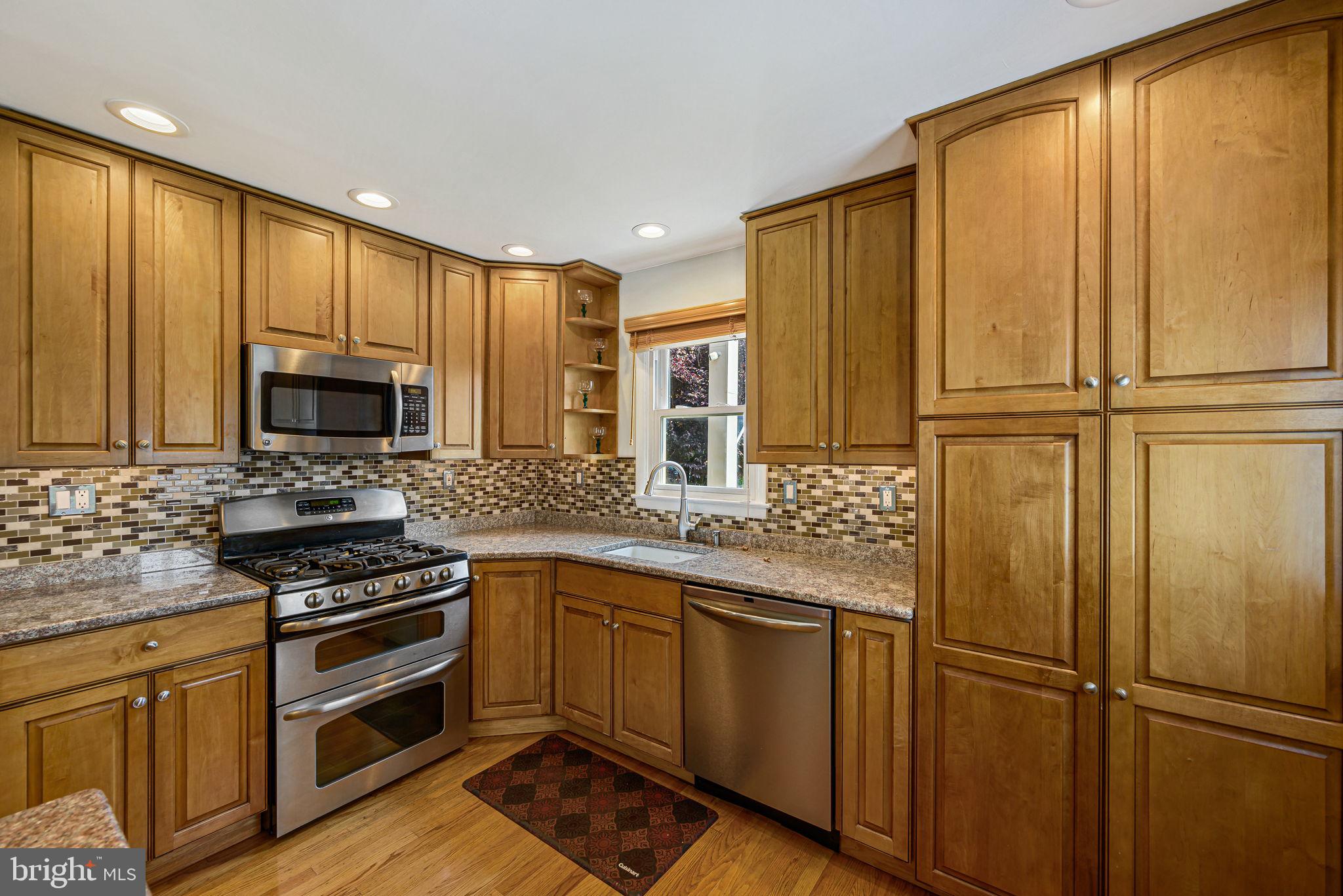 300 Parham Road Springfield, PA 19064 - Photo 5 of 45 6 burner gas stove