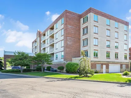 $384,900 | 175 West Brush Hill Road, Unit 104, Elmhurst, IL 60126
