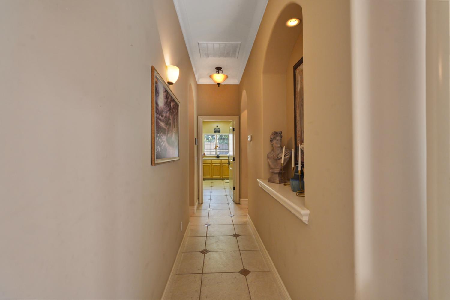 2575 Kensington Court Turlock, CA 95382 - Photo 21 of 62 a view of a hallway