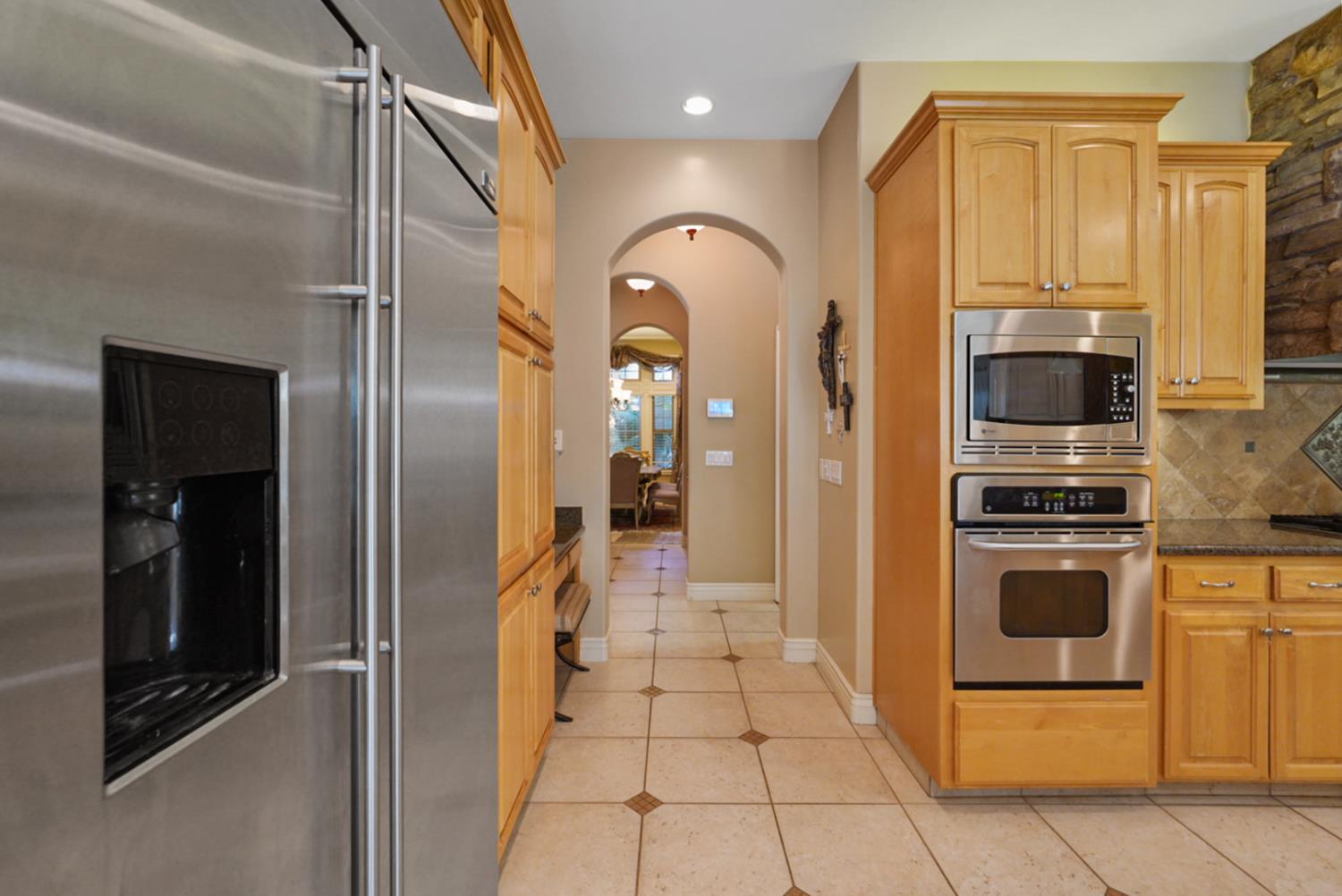 2575 Kensington Court Turlock, CA 95382 - Photo 38 of 62 a kitchen with stainless steel appliances granite countertop a refrigerator and a stove