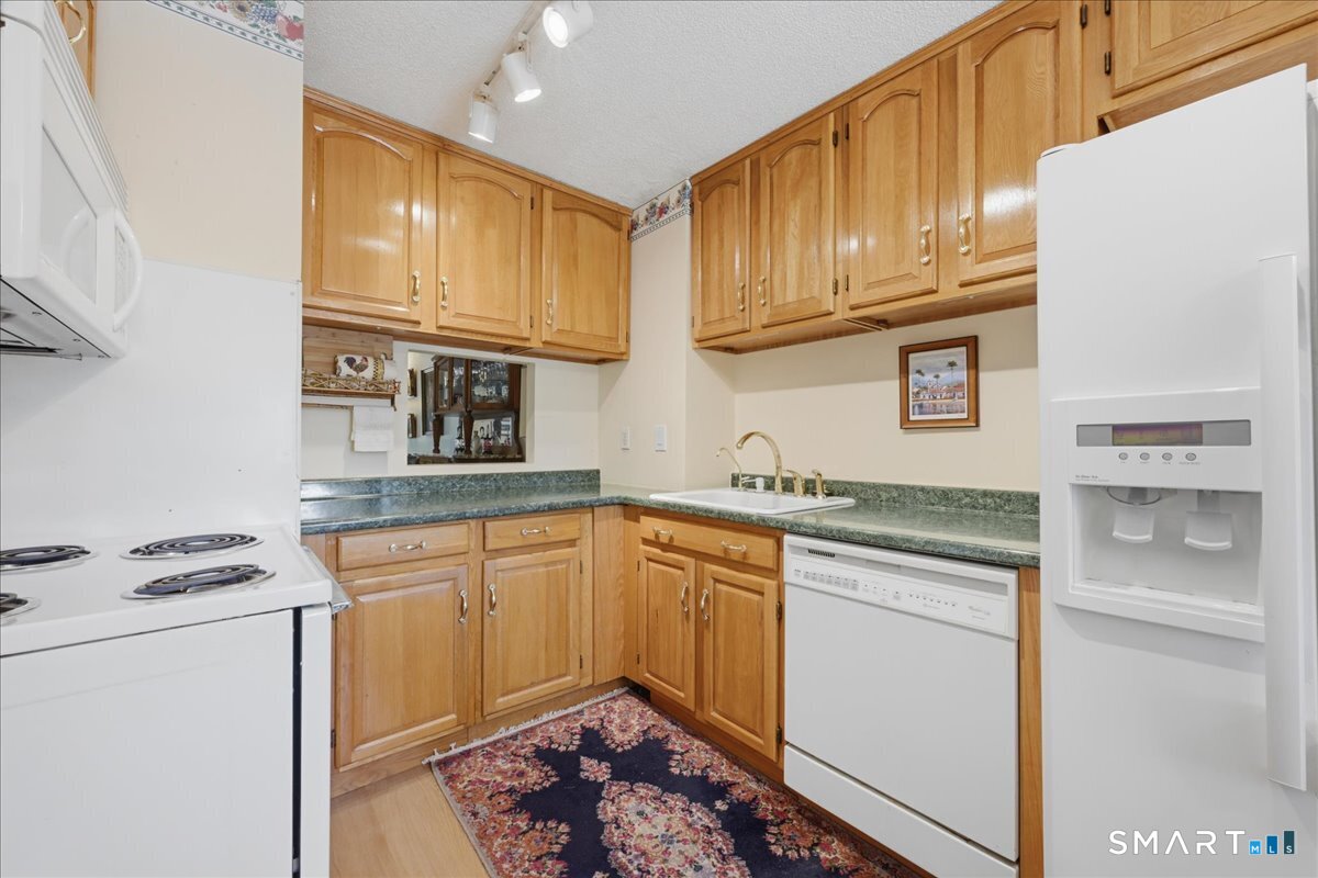 592 Shennecossett Road, Unit D86 Groton, CT 06340 - Photo 10 of 32