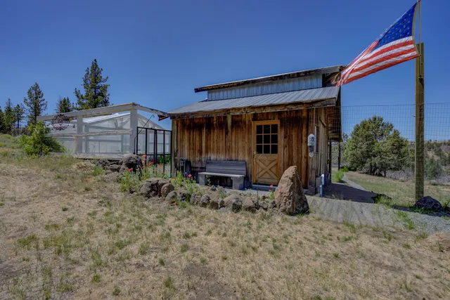 a view of a house with backyard and porch