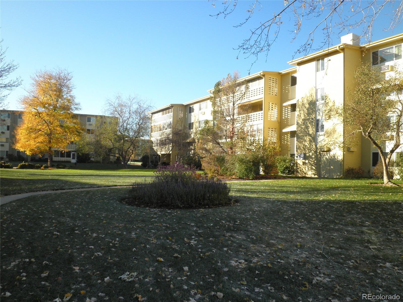 610 South Alton Way, Unit 8D Denver, CO 80247 - Photo 19 of 50 a view of a big room with a big yard