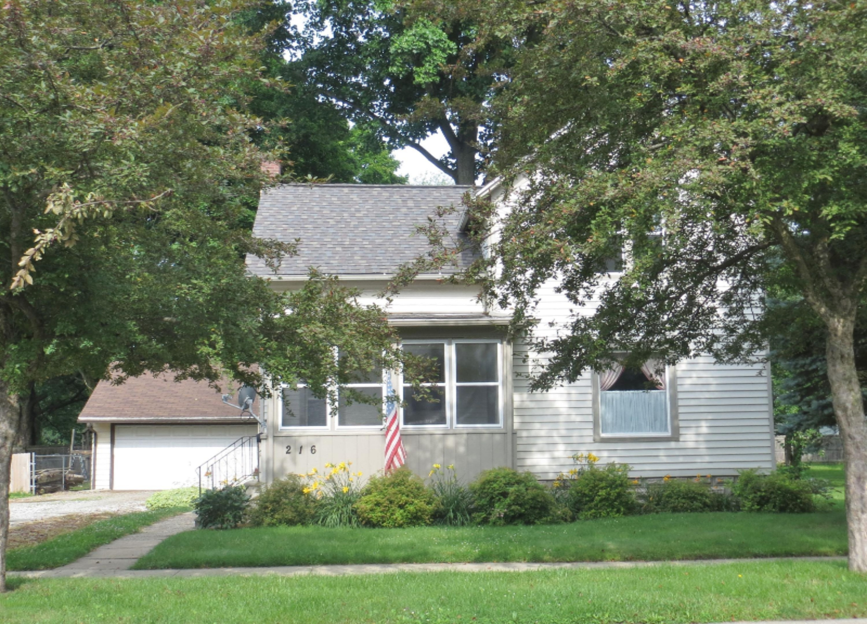 216 North Douglas Avenue Three Rivers, MI 49093 - Photo 4 of 29 IMG_8830