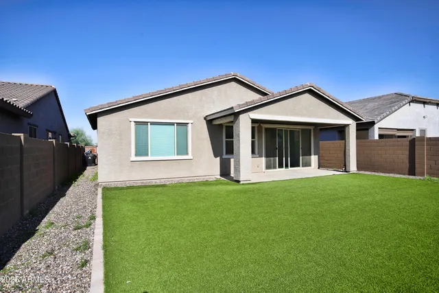 a view of a house with backyard