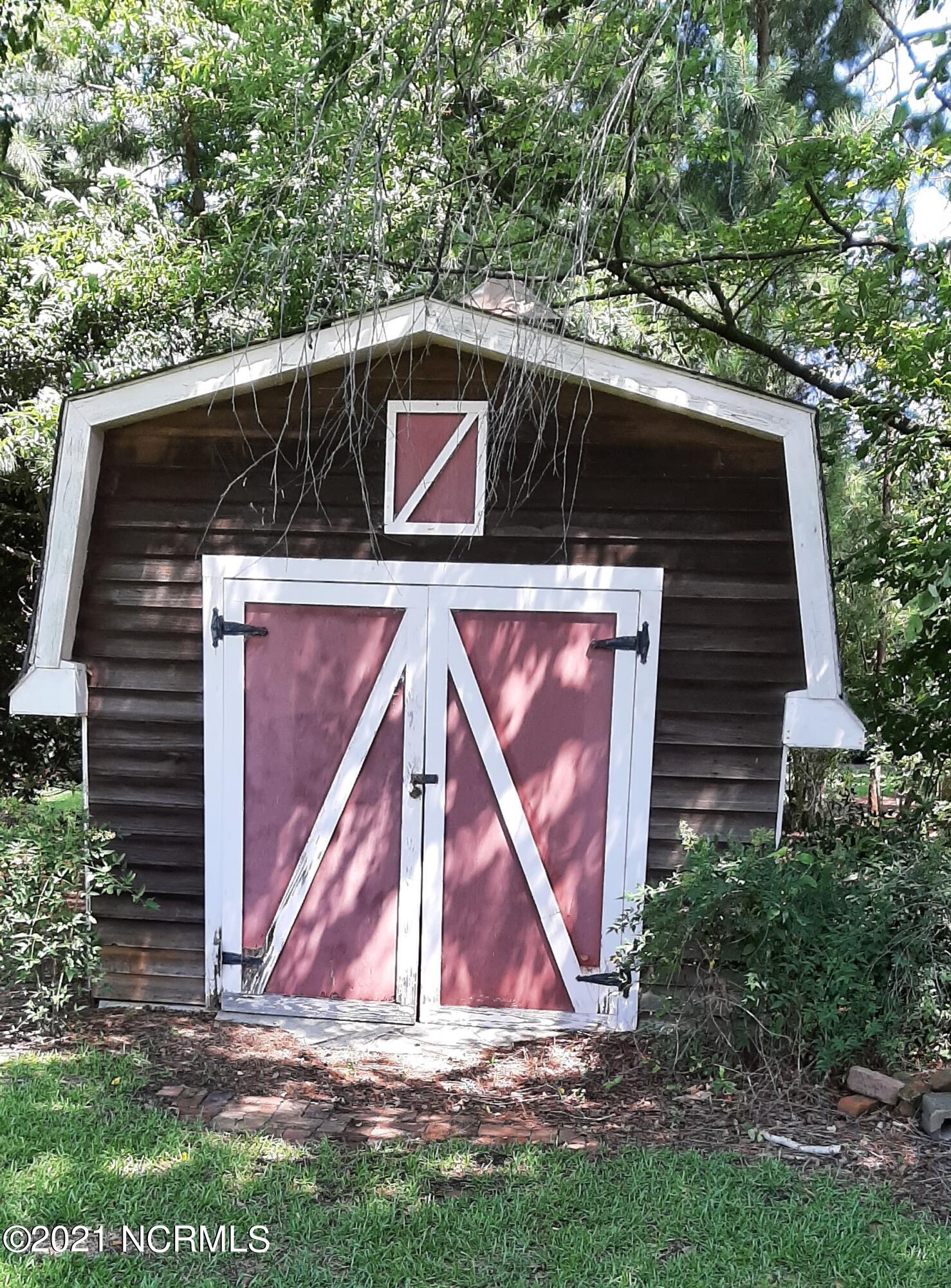 1900 Carey Road Kinston, NC 28501 - Photo 3 of 17 Storage barn in back yard.