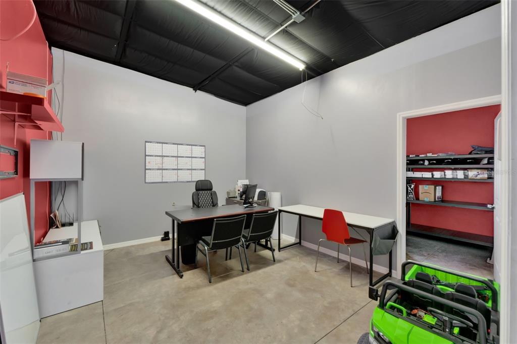 5821 Pit Road Bushnell, FL 33513 - Photo 20 of 35 a workspace with furniture