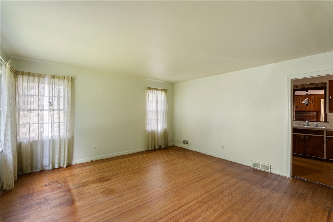 73 Wright Road Henrietta, NY 14467 - Photo 7 of 31 Living Room
