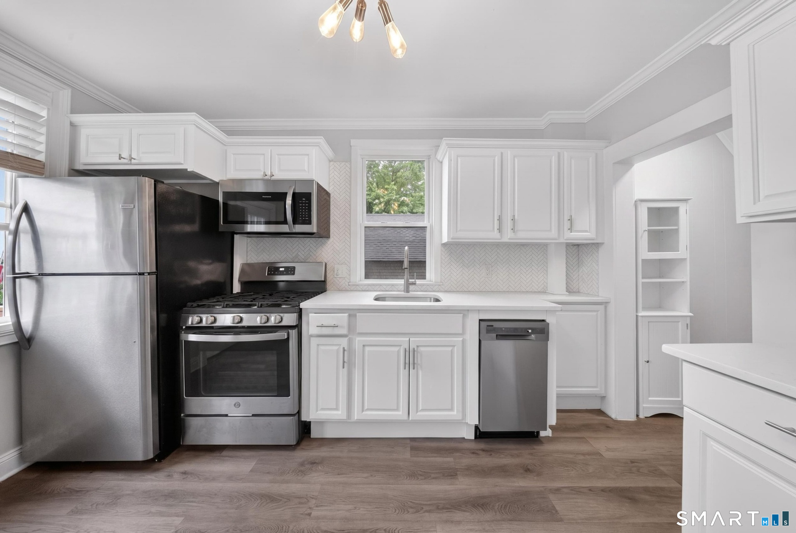 241 Old Stratfield Road Fairfield, CT 06825 - Photo 5 of 40