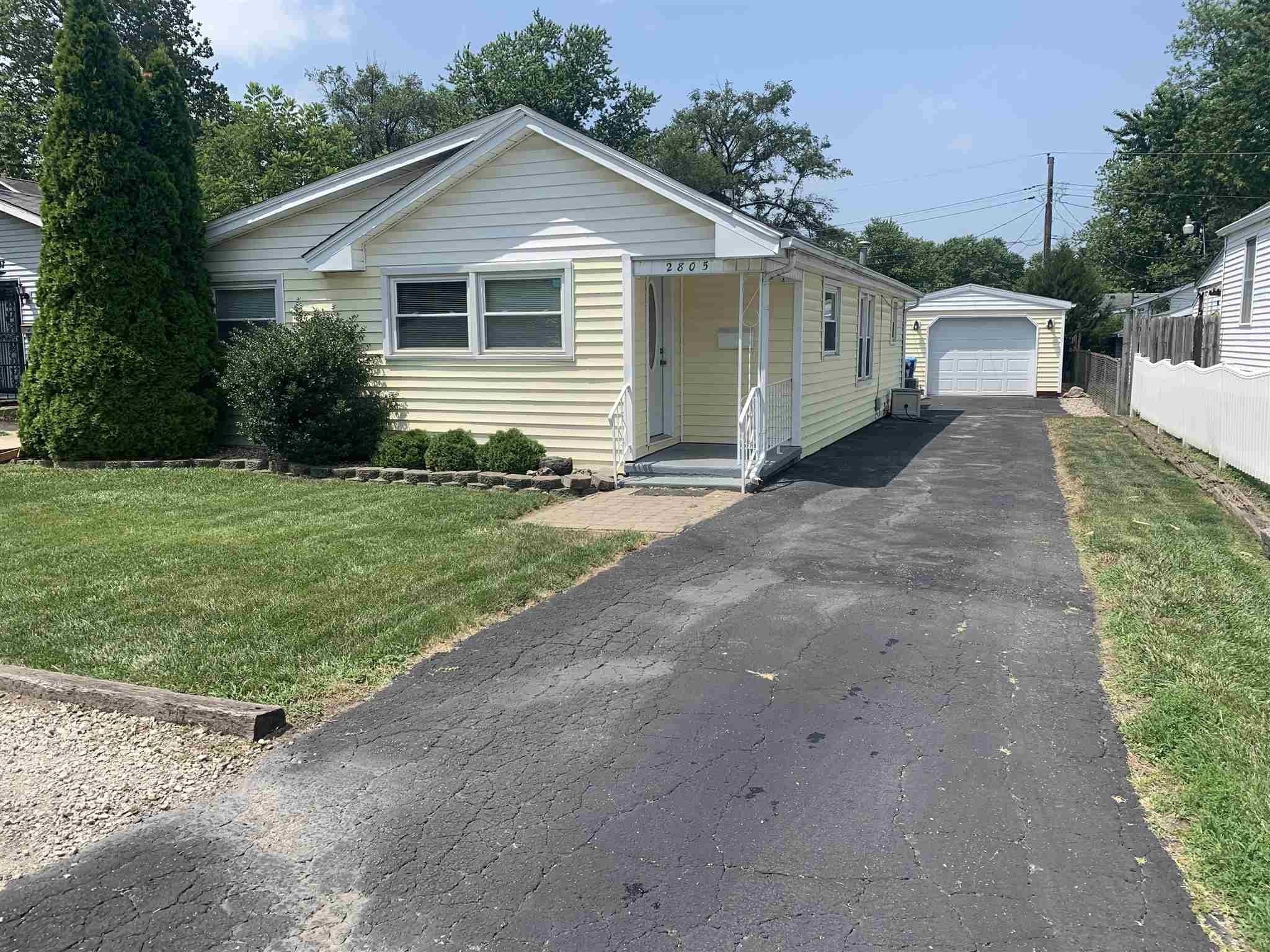 2805 South Walnut Street Springfield, IL 62704 - Photo 3 of 22