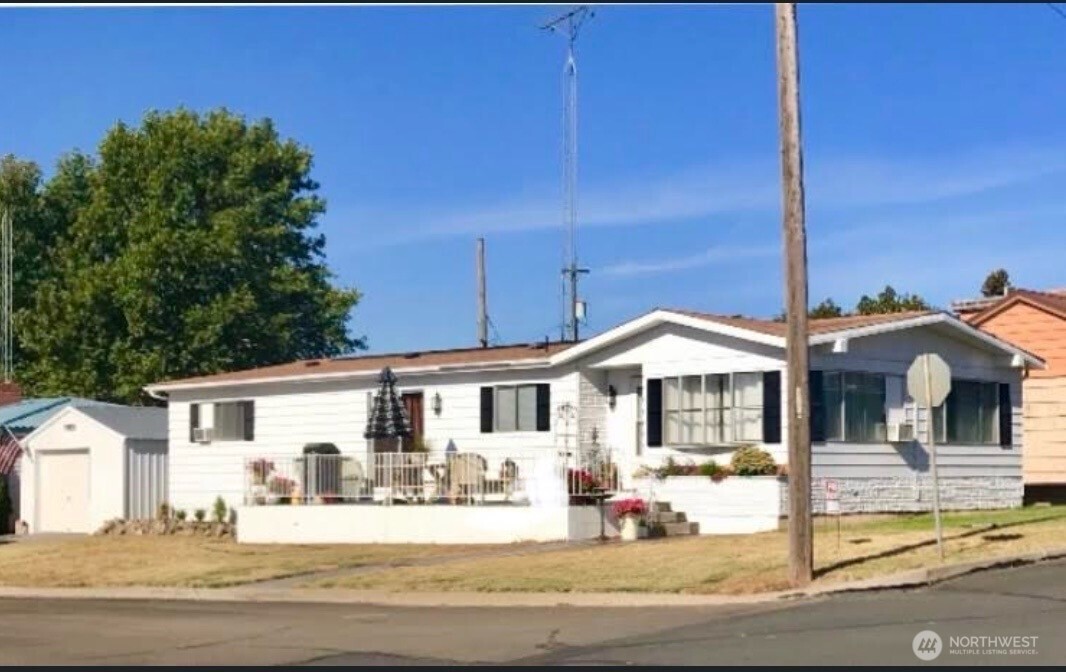 402 West 6th Avenue Ritzville, WA 99169 - Photo 1 of 19 a front view of a house with a porch