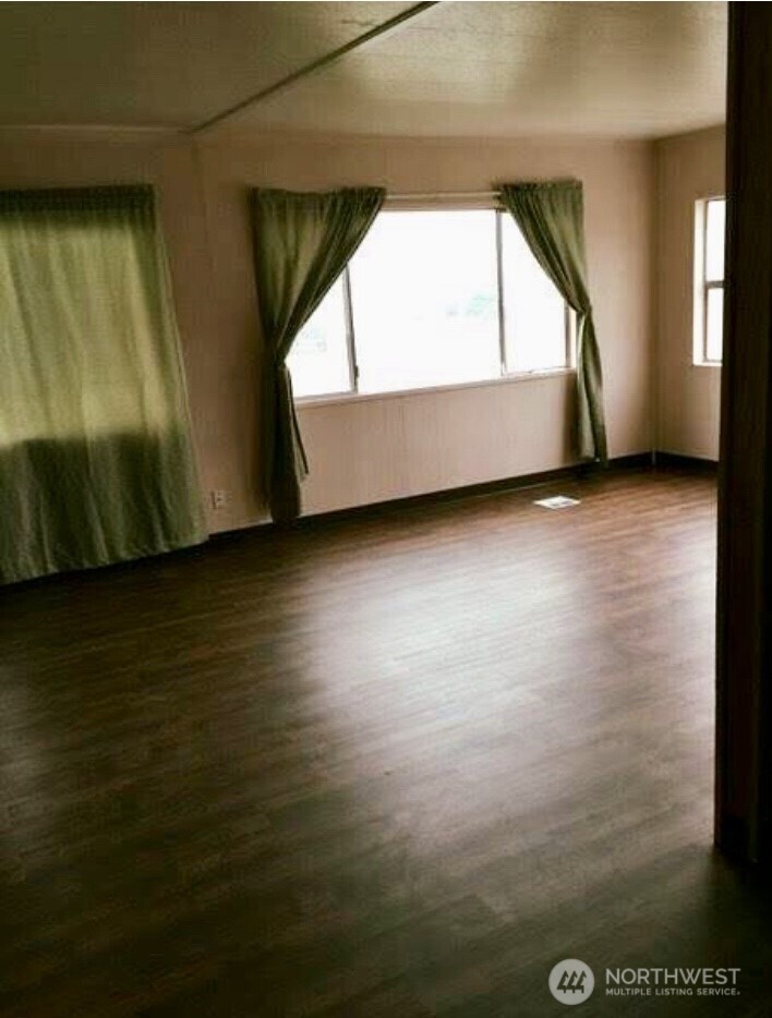 402 West 6th Avenue Ritzville, WA 99169 - Photo 11 of 19 a view of room and window