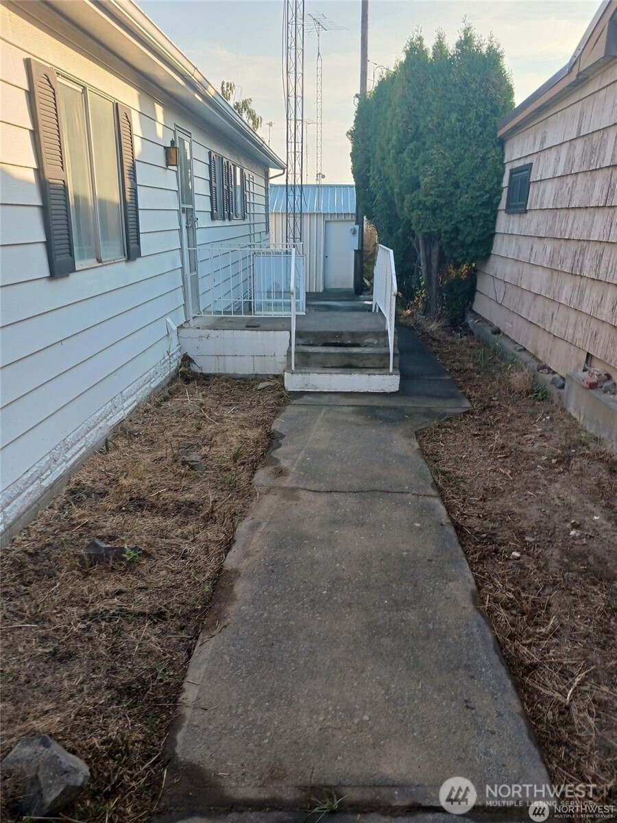 402 West 6th Avenue Ritzville, WA 99169 - Photo 15 of 19 a view of a house with backyard and wooden fence