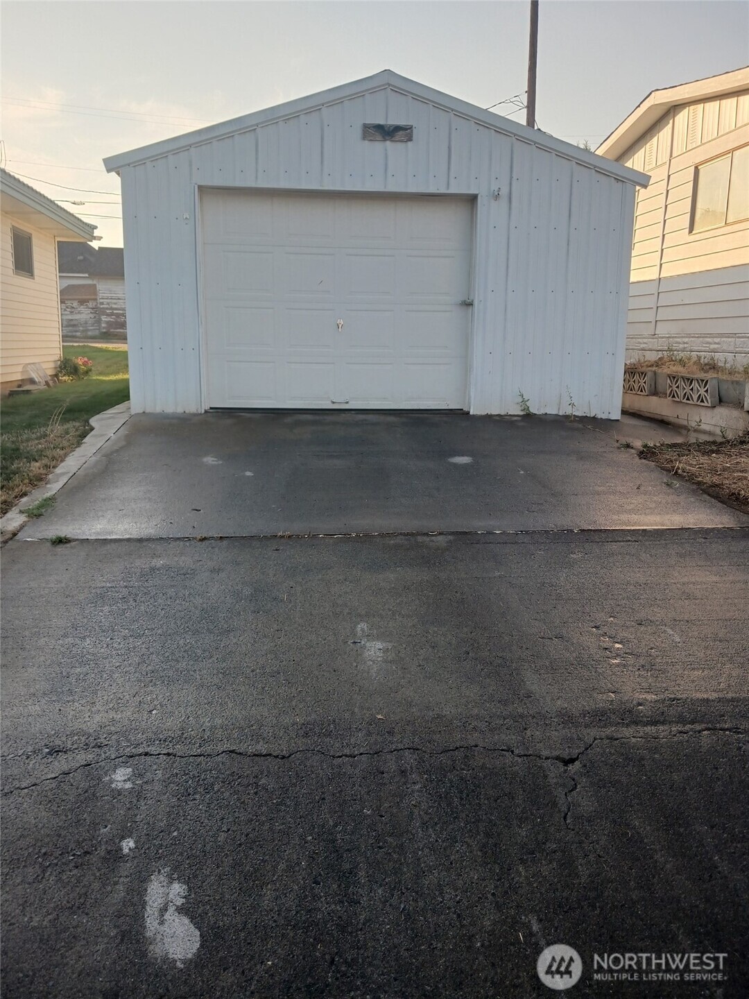402 West 6th Avenue Ritzville, WA 99169 - Photo 17 of 19 a view of a car garage