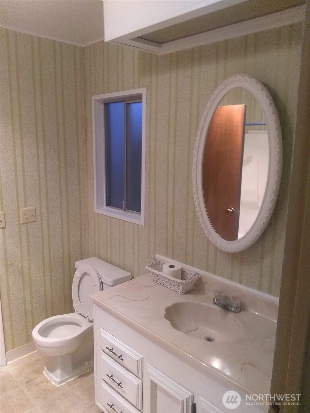 402 West 6th Avenue Ritzville, WA 99169 - Photo 5 of 19 a bathroom with a toilet a sink and mirror