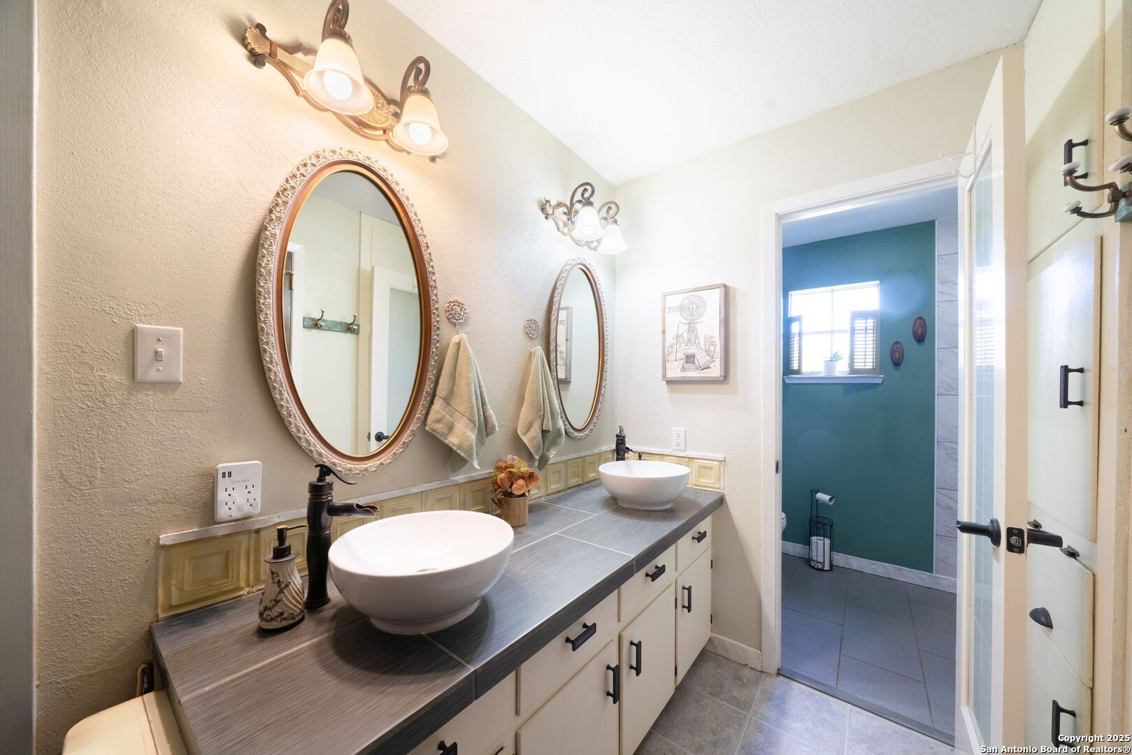 119 Post Oak Road La Vernia, TX 78121 - Photo 17 of 38 a bathroom with a toilet a sink and a mirror