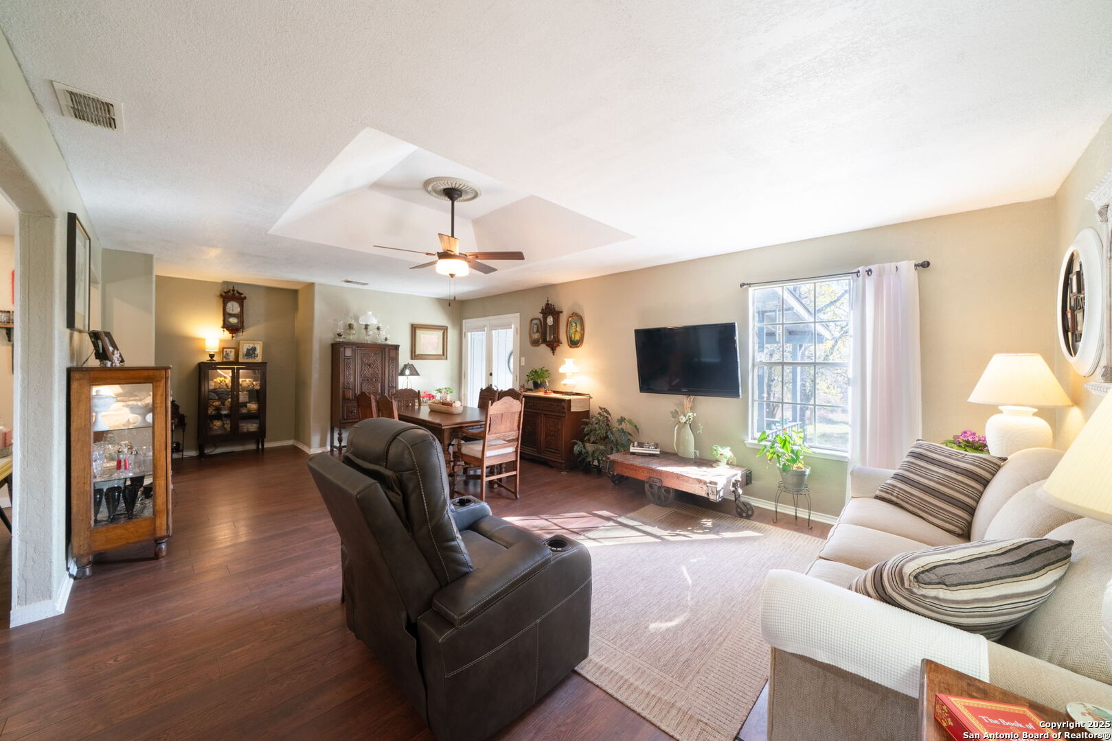 119 Post Oak Road La Vernia, TX 78121 - Photo 5 of 38 a living room with furniture and a flat screen tv