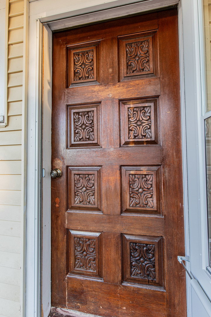 15 South Vernon Street Princeton, IL 61356 - Photo 25 of 28 a view of a door and an street sign