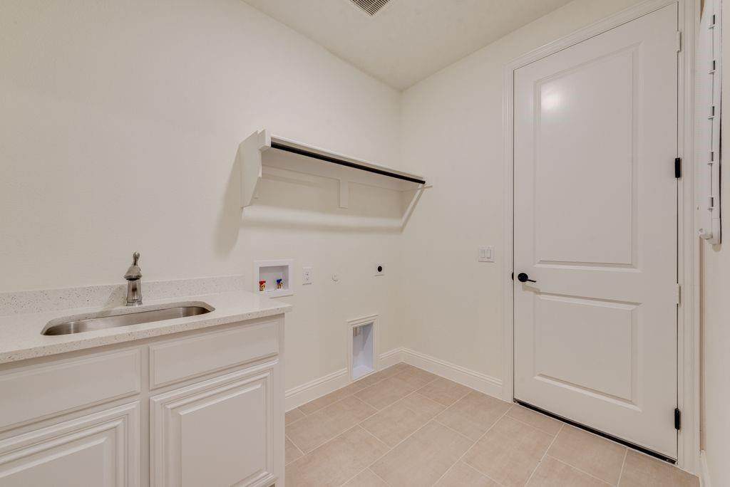 809 Turnbull Avenue Justin, TX 76247 - Photo 13 of 22 a bathroom with a sink and a mirror