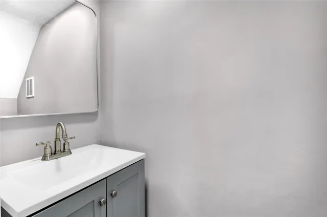 $860,000 | 62-22 80th Road | Glendale