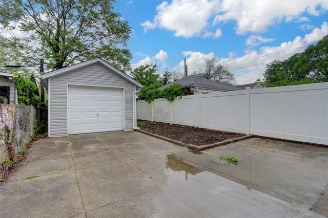 $860,000 | 62-22 80th Road | Glendale