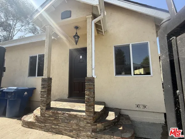 a view of a house with backyard