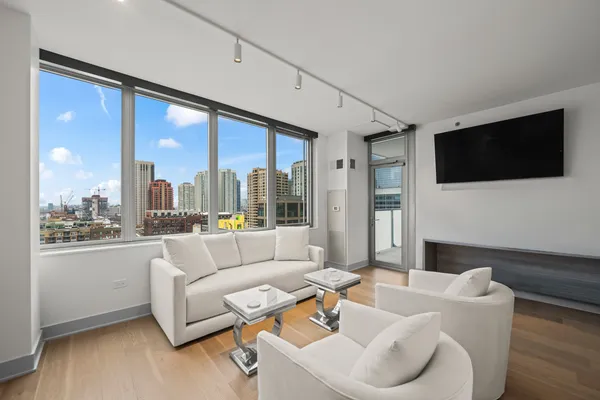 $459,900 | 659 West Randolph Street, Unit 1506, Chicago, IL 60661