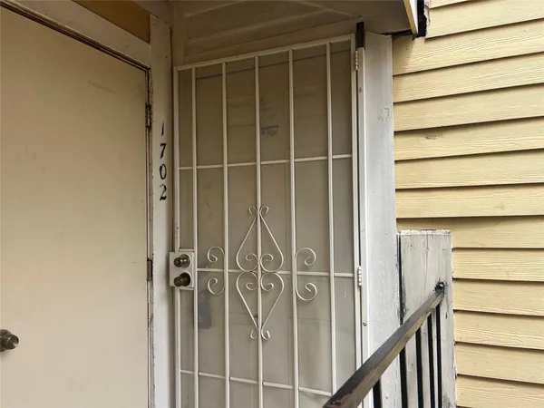 $1,100 | 8405 Wilcrest Drive, Unit 1702, Houston, TX 77072