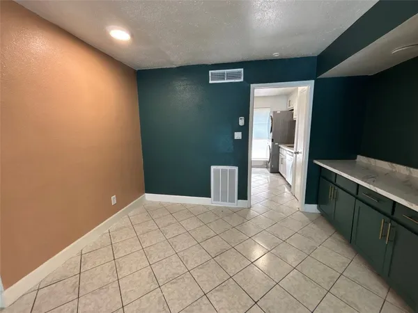 $1,100 | 8405 Wilcrest Drive, Unit 1702, Houston, TX 77072